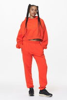 Pegador Villa High Waisted Sweat Pants Washed Signal Red Gum Ganzkörper Bild aus der Do not Disturb Kollektion für DaHerren