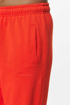 Pegador Villa High Waisted Sweat Pants Washed Signal Red Gum Detailshot aus der Do not Disturb Kollektion für DaHerren