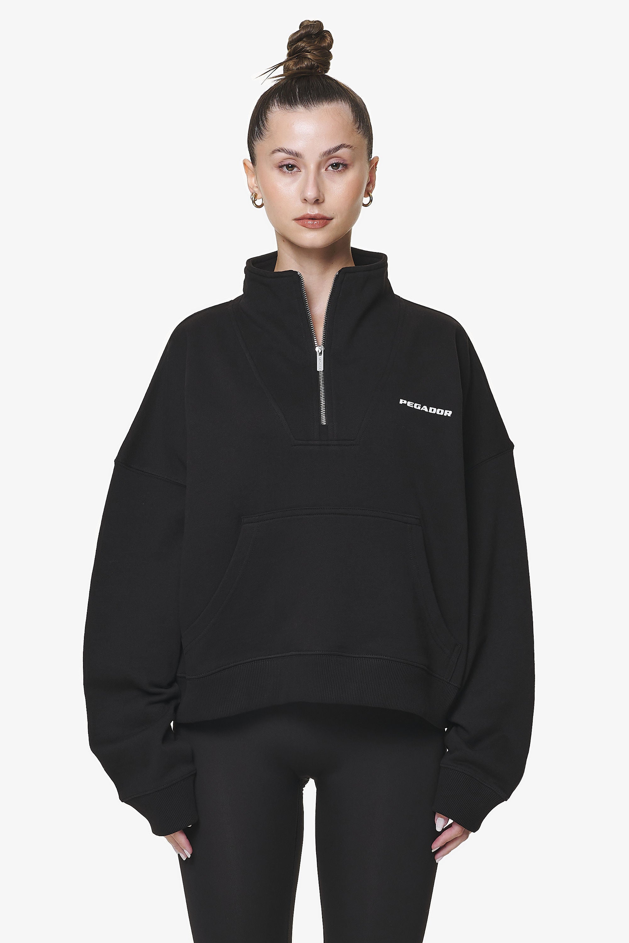 Pegador Vuku Logo Oversized Halfzip Black Seitenansicht aus der Do not Disturb Kollektion für DaHerren