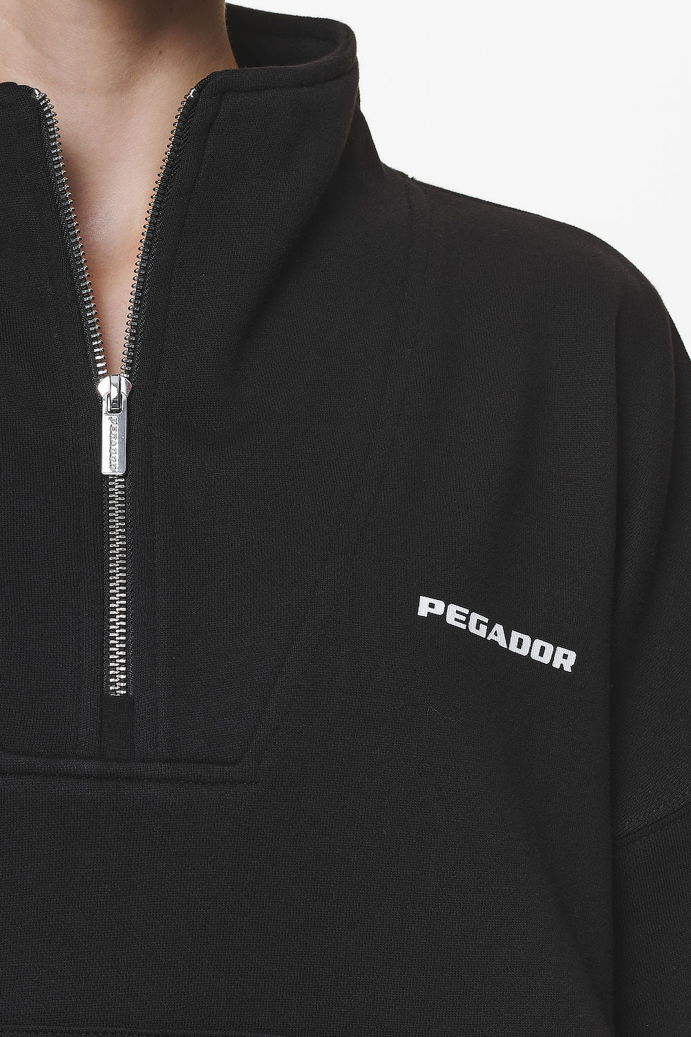 Pegador Vuku Logo Oversized Halfzip Black Detailshot aus der Do not Disturb Kollektion für DaHerren