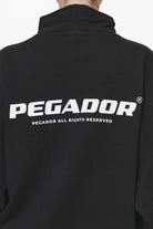 Pegador Vuku Logo Oversized Halfzip Black Detailshot aus der Do not Disturb Kollektion für DaHerren