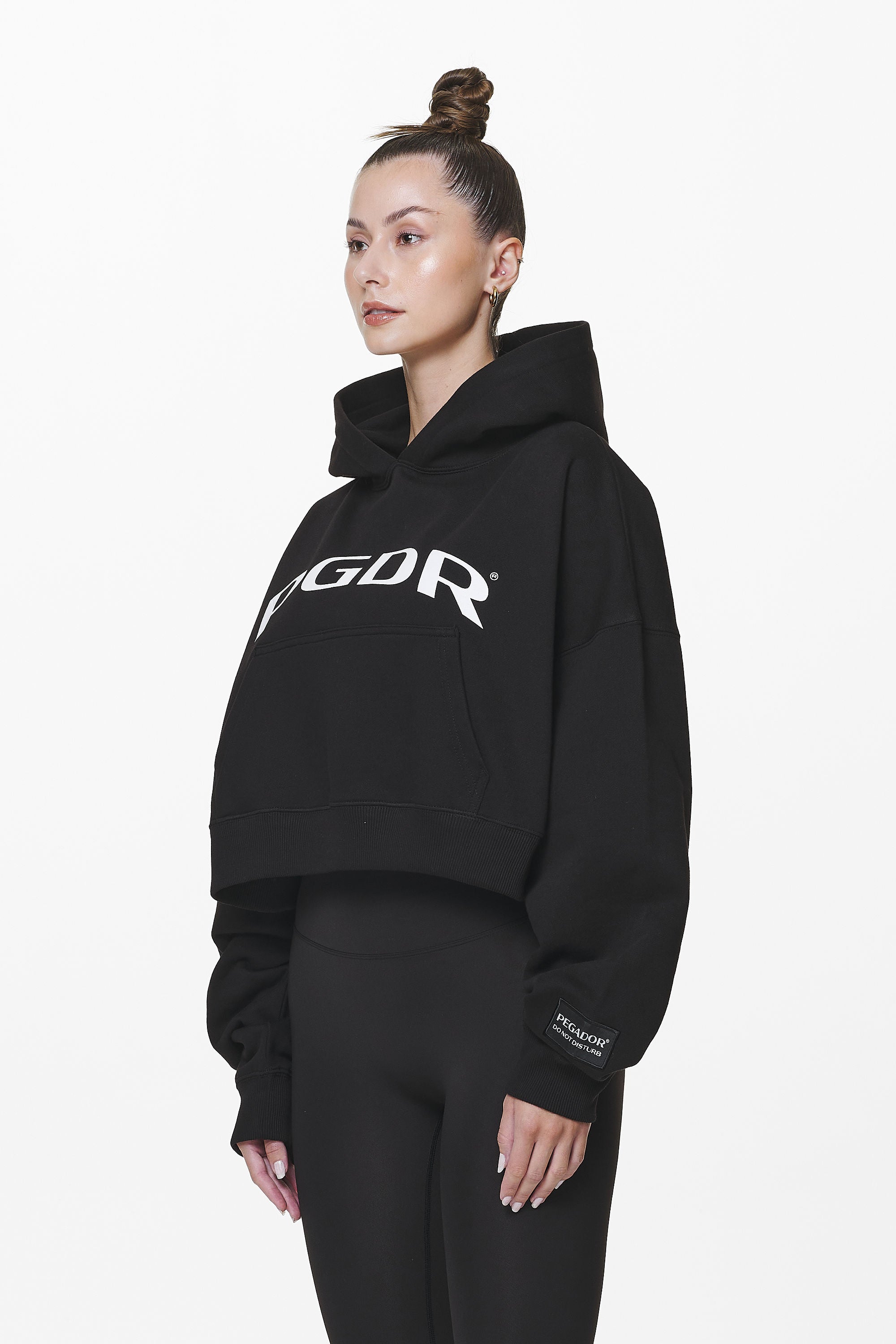 Pegador Troms Oversized Cropped Hoodie Black Seitenansicht aus der Do not Disturb Kollektion für DaHerren