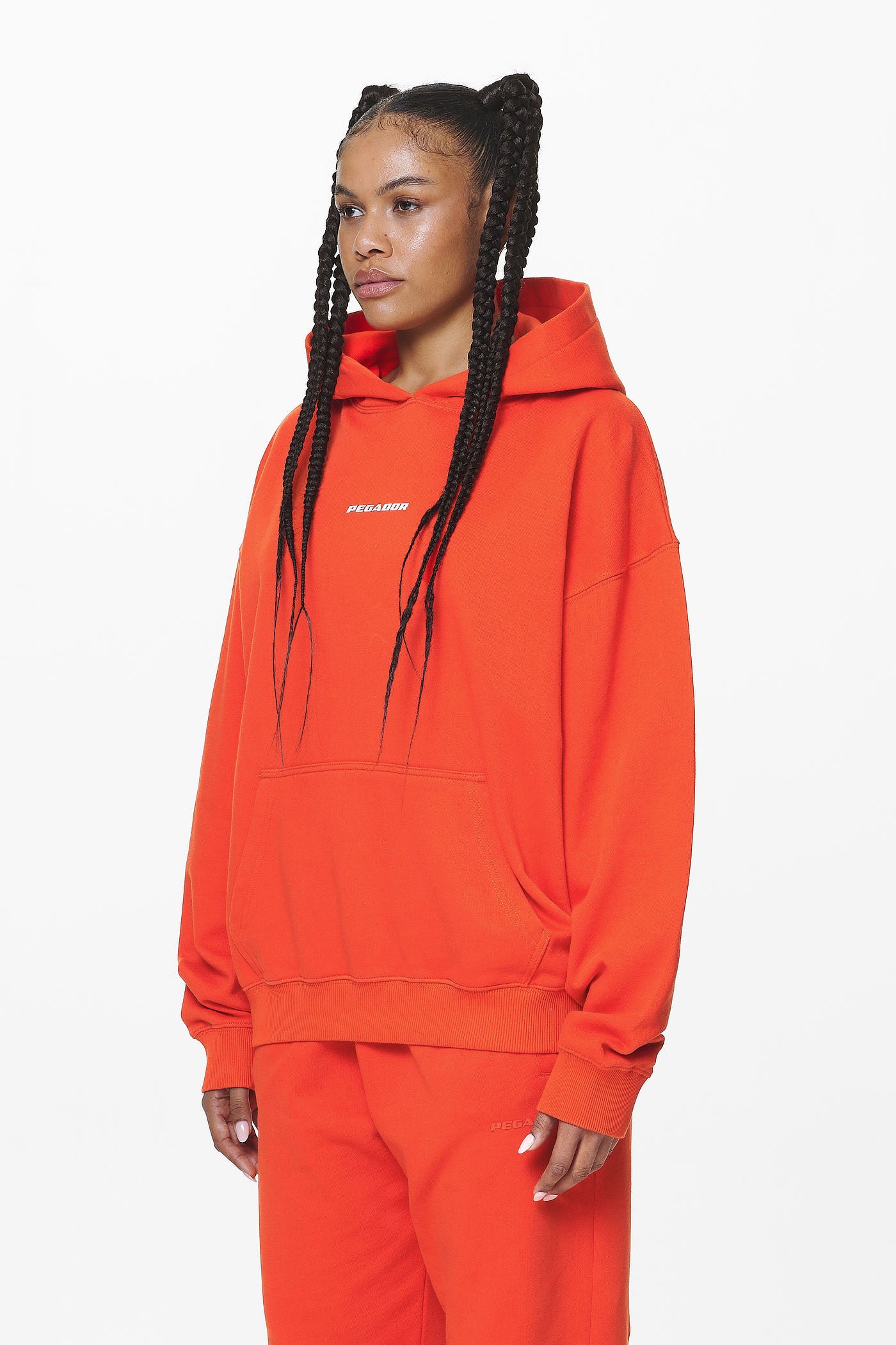 Pegador Atna Logo Oversized Hoodie Washed Signal Red Gegenansicht aus der Do not Disturb Kollektion für DaHerren