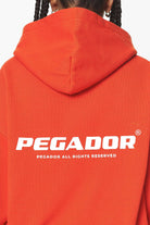 Pegador Atna Logo Oversized Hoodie Washed Signal Red Detailshot aus der Do not Disturb Kollektion für DaHerren