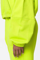 Pegador Skei Logo Oversized Cropped Hoodie Washed Lime Yellow Detailshot aus der Do not Disturb Kollektion für DaHerren