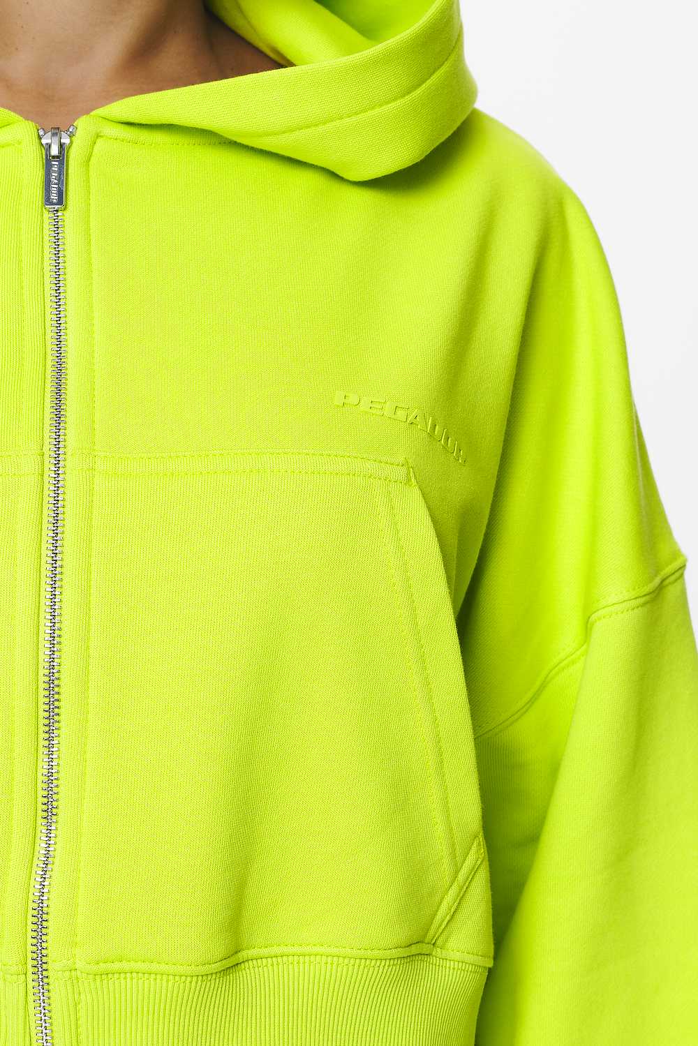 Pegador Marla Cropped Zip Hoodie Washed Lime Yellow Gum Detailshot aus der Do not Disturb Kollektion für DaHerren