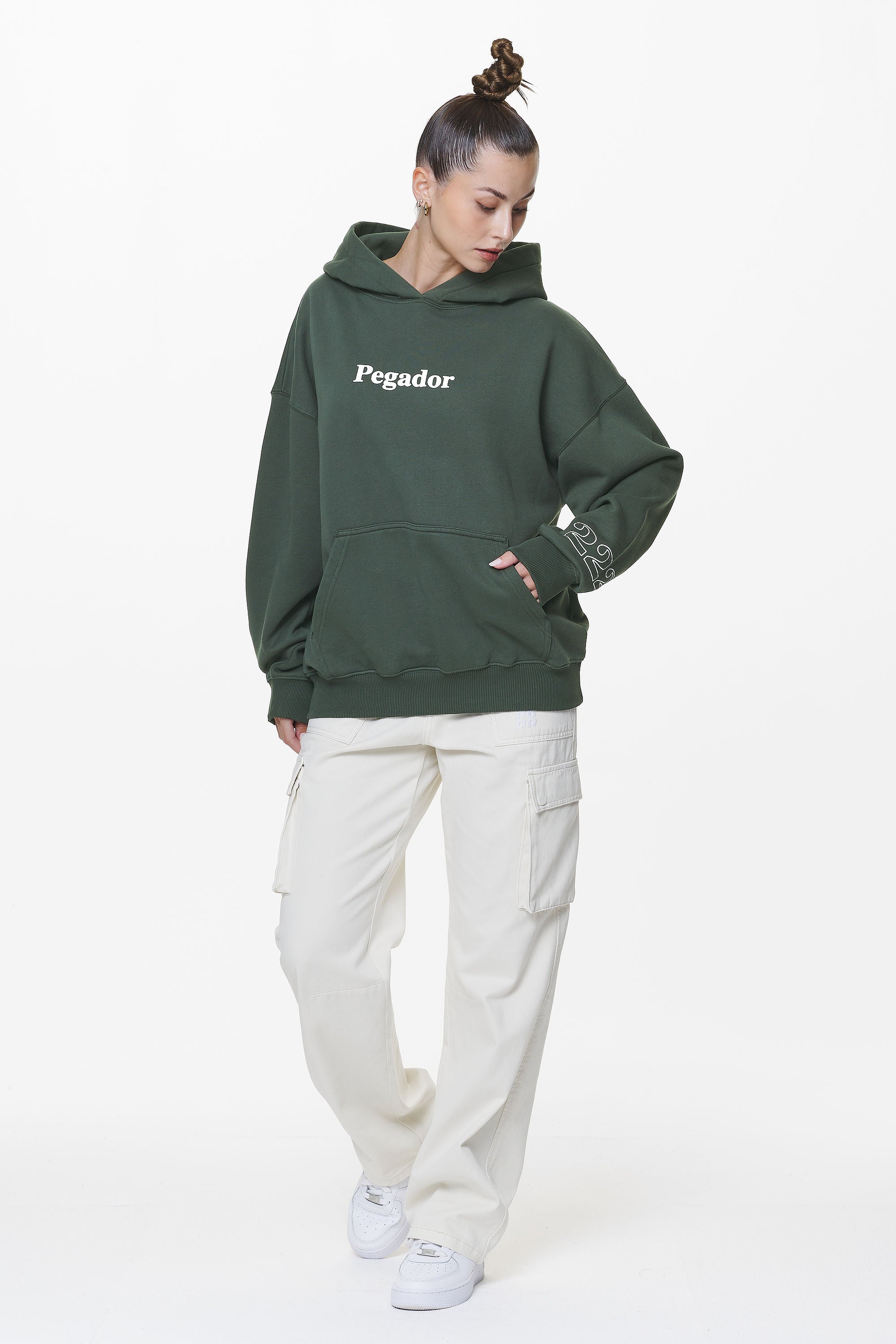 Pegador Habo Oversized Hoodie Washed Sage Green Ganzkörper Bild aus der Do not Disturb Kollektion für DaHerren