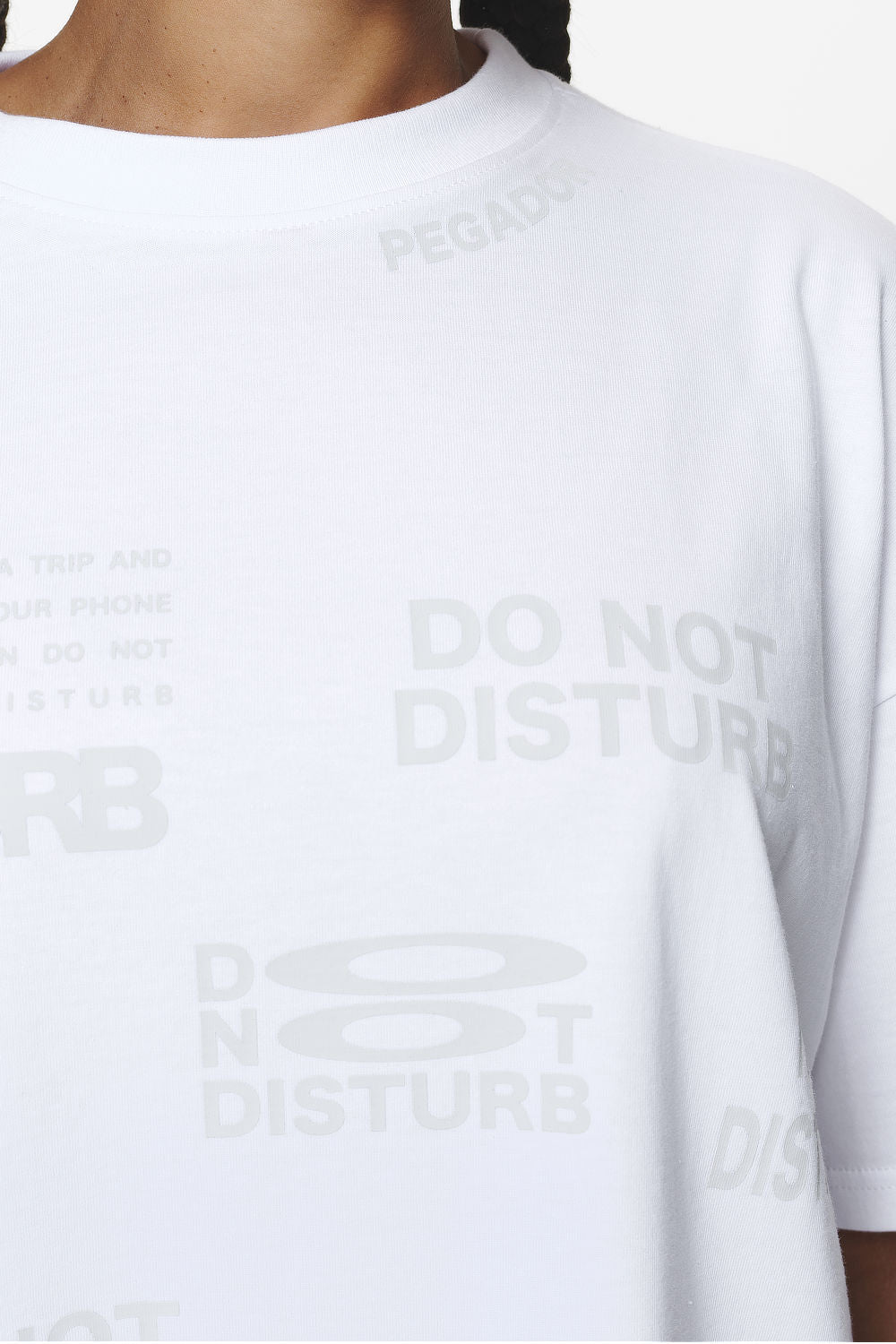 Pegador Groven Heavy Oversized Tee White Detailshot aus der Do not Disturb Kollektion für DaHerren