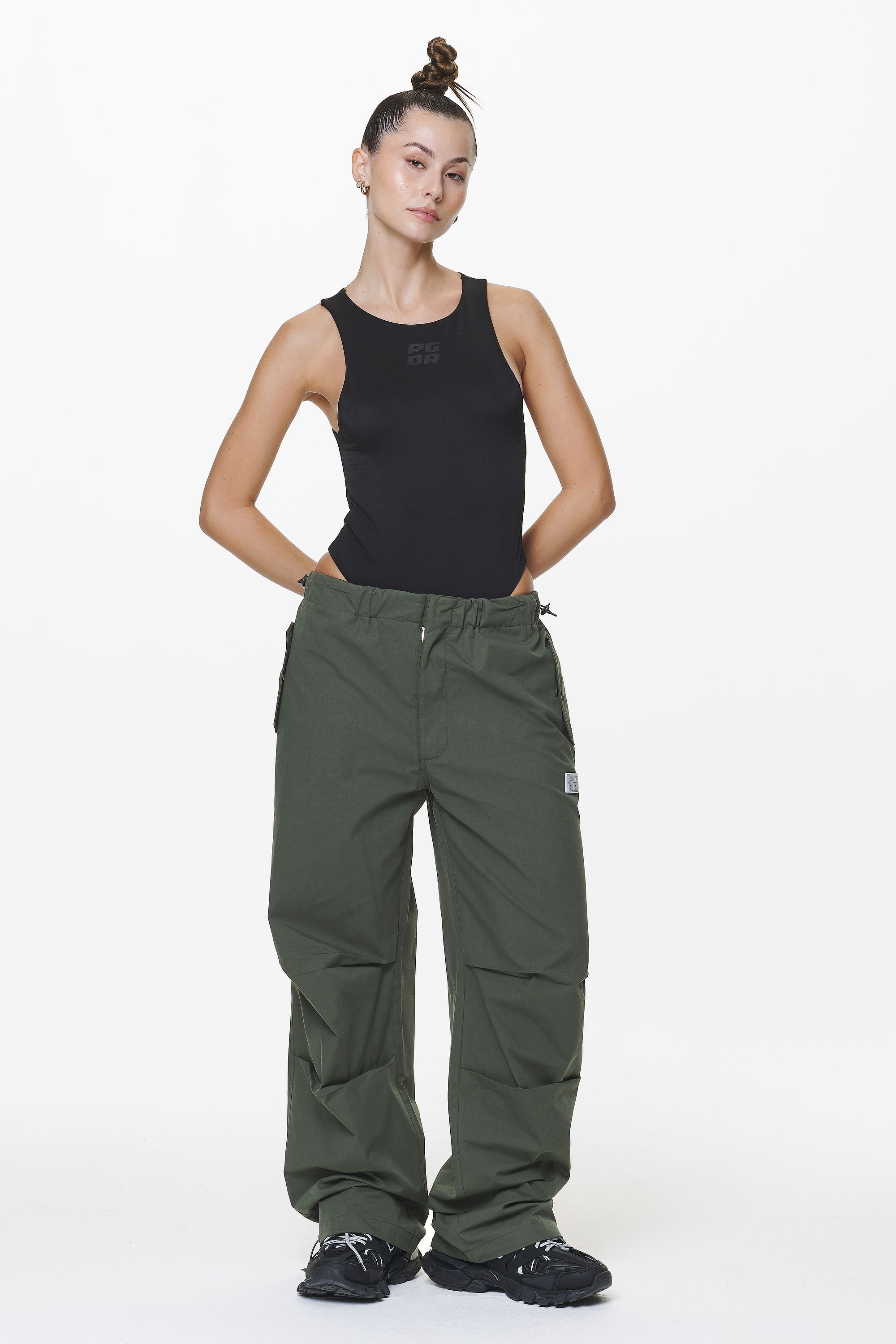 Pegador Askoy Tower Skydiver Track Pants Sage Green Ganzkörper Bild aus der Do not Disturb Kollektion für DaHerren