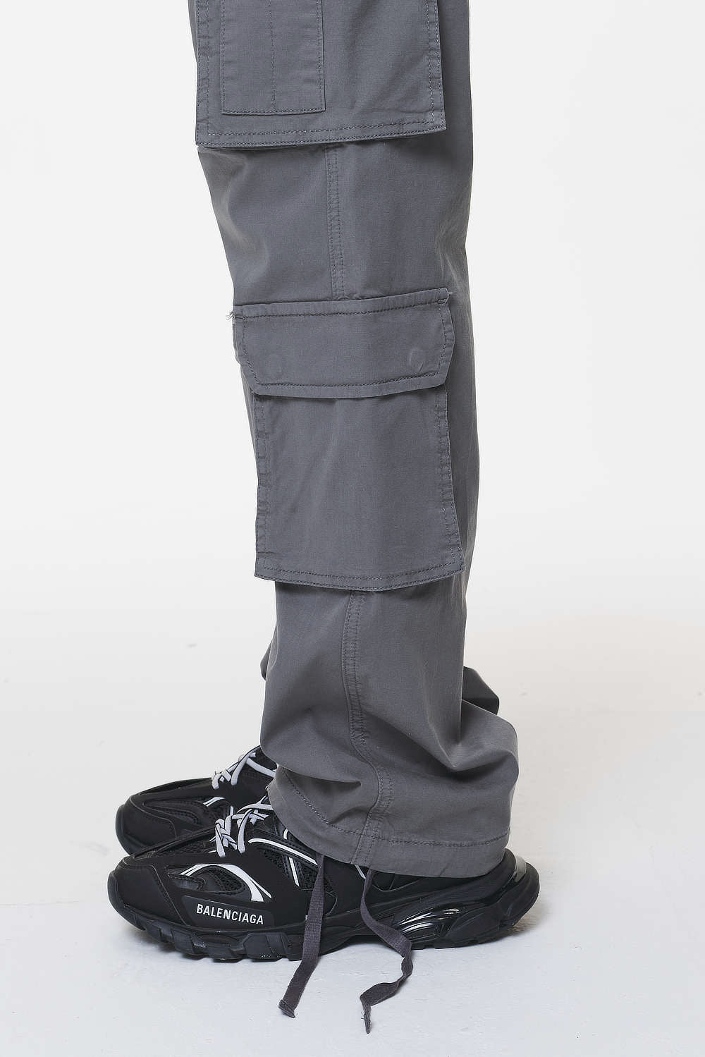 Pegador Tanum Wide Cargo Pants Anthracite Grey Detailshot aus der Do not Disturb Kollektion für DaHerren