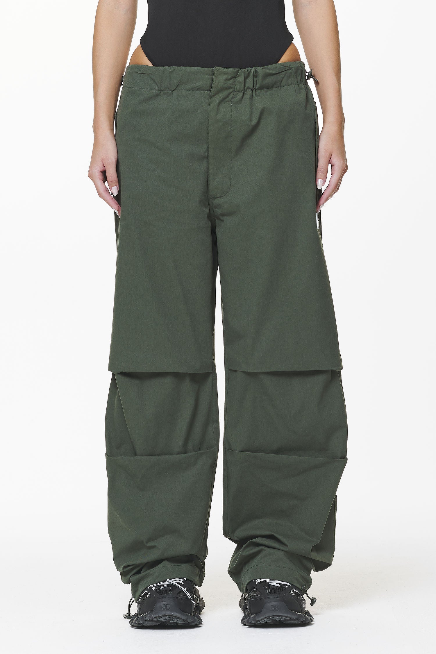 Pegador Askoy Tower Skydiver Track Pants Sage Green Seitenansicht aus der Do not Disturb Kollektion für DaHerren