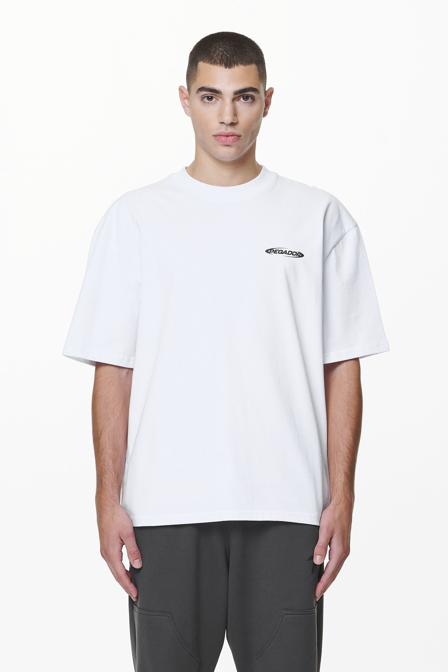 Pegador Crail Oversized Tee White Seitenansicht aus der Do not Disturb Kollektion für Herren