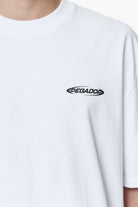 Pegador Crail Oversized Tee White Detailshot aus der Do not Disturb Kollektion für Herren