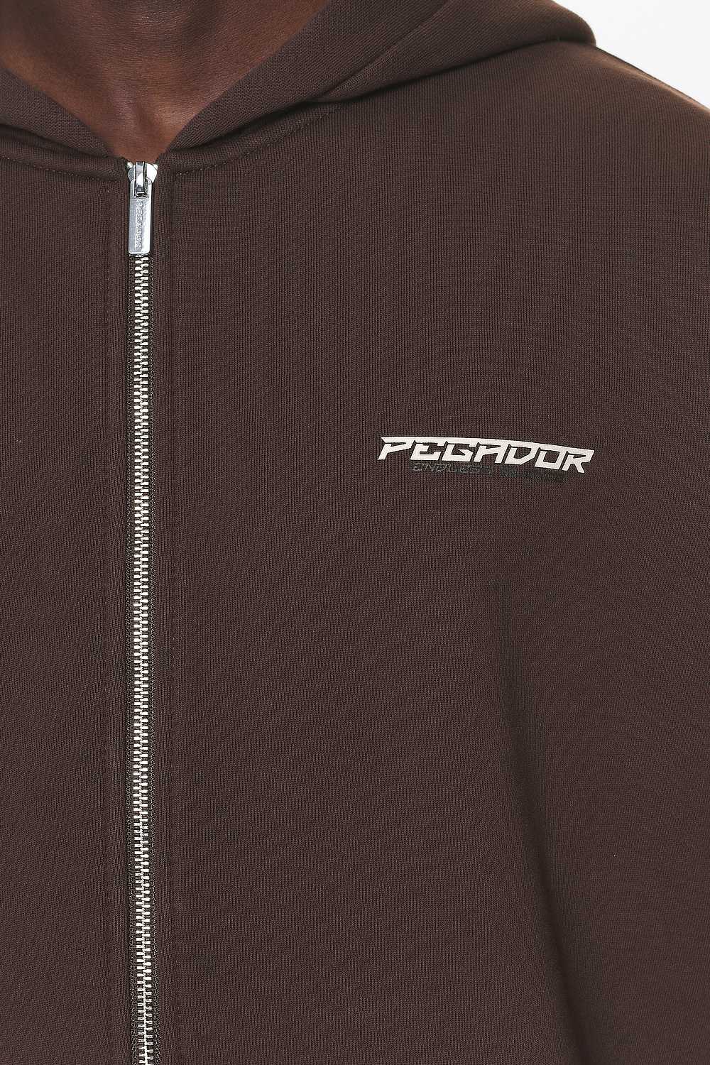 Pegador Fenton Oversized Sweat Jacket Washed Oak Brown Detailshot aus der Do not Disturb Kollektion für Herren