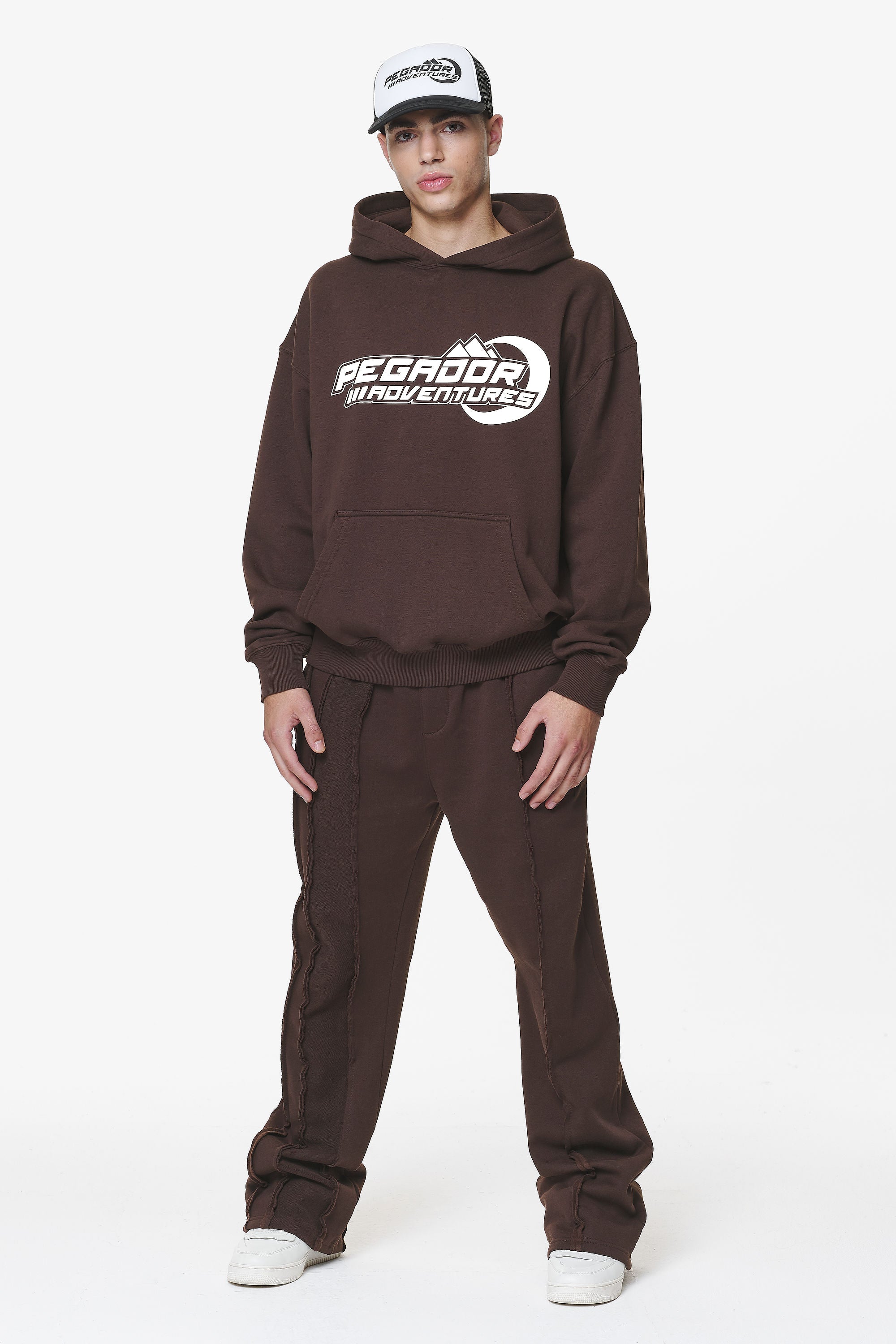 Pegador Eazor Oversized Hoodie Washed Oak Brown Ganzkörper Bild aus der Do not Disturb Kollektion für Herren