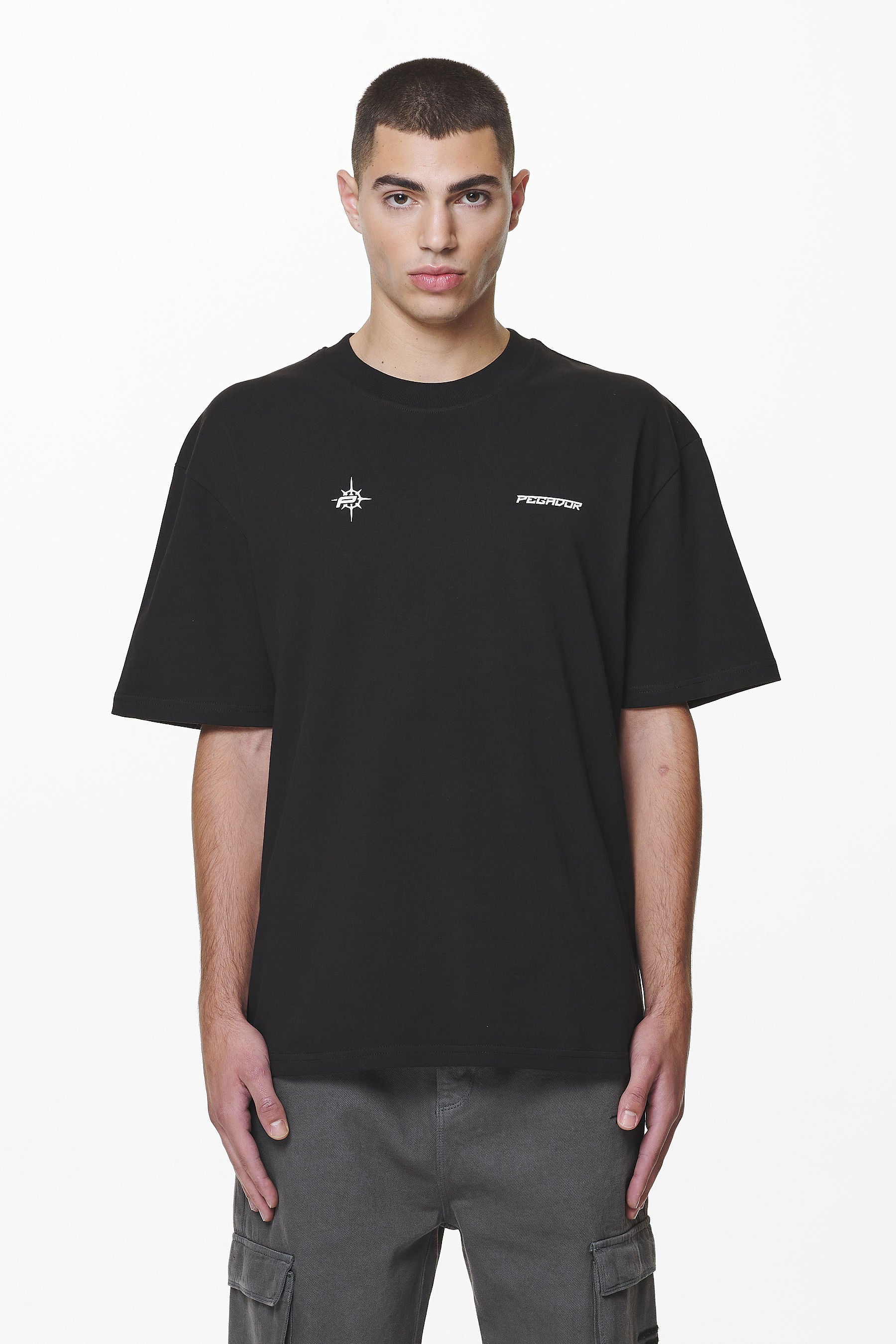 Pegador Gien Oversized Tee Black Seitenansicht aus der Do not Disturb Kollektion für Herren