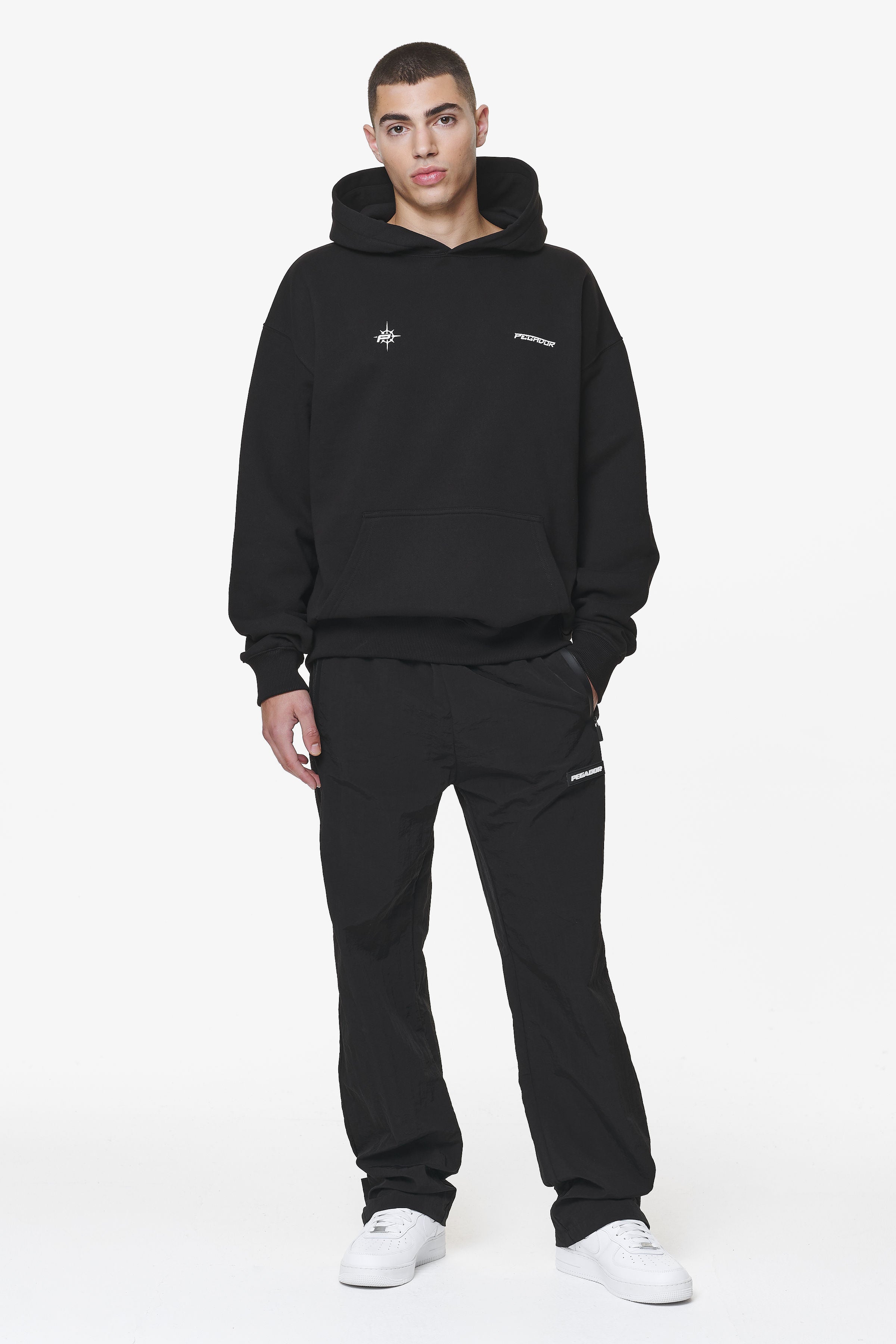 Pegador Gien Oversized Hoodie Black Ganzkörper Bild aus der Do not Disturb Kollektion für Herren