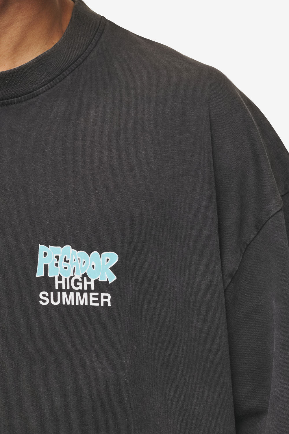 Pegador Farrar Boxy Tee Vintage Black Detailshot aus der High summer Kollektion für Herren