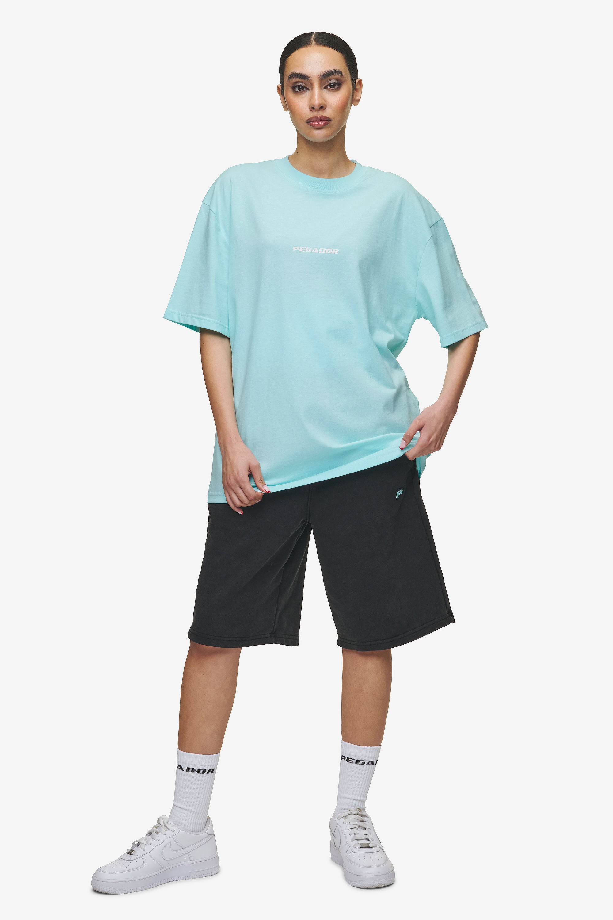 Pegador Colne Logo Oversized Tee Washed Sky Blue White Ganzkörper Bild aus der High summer Kollektion für DaHerren