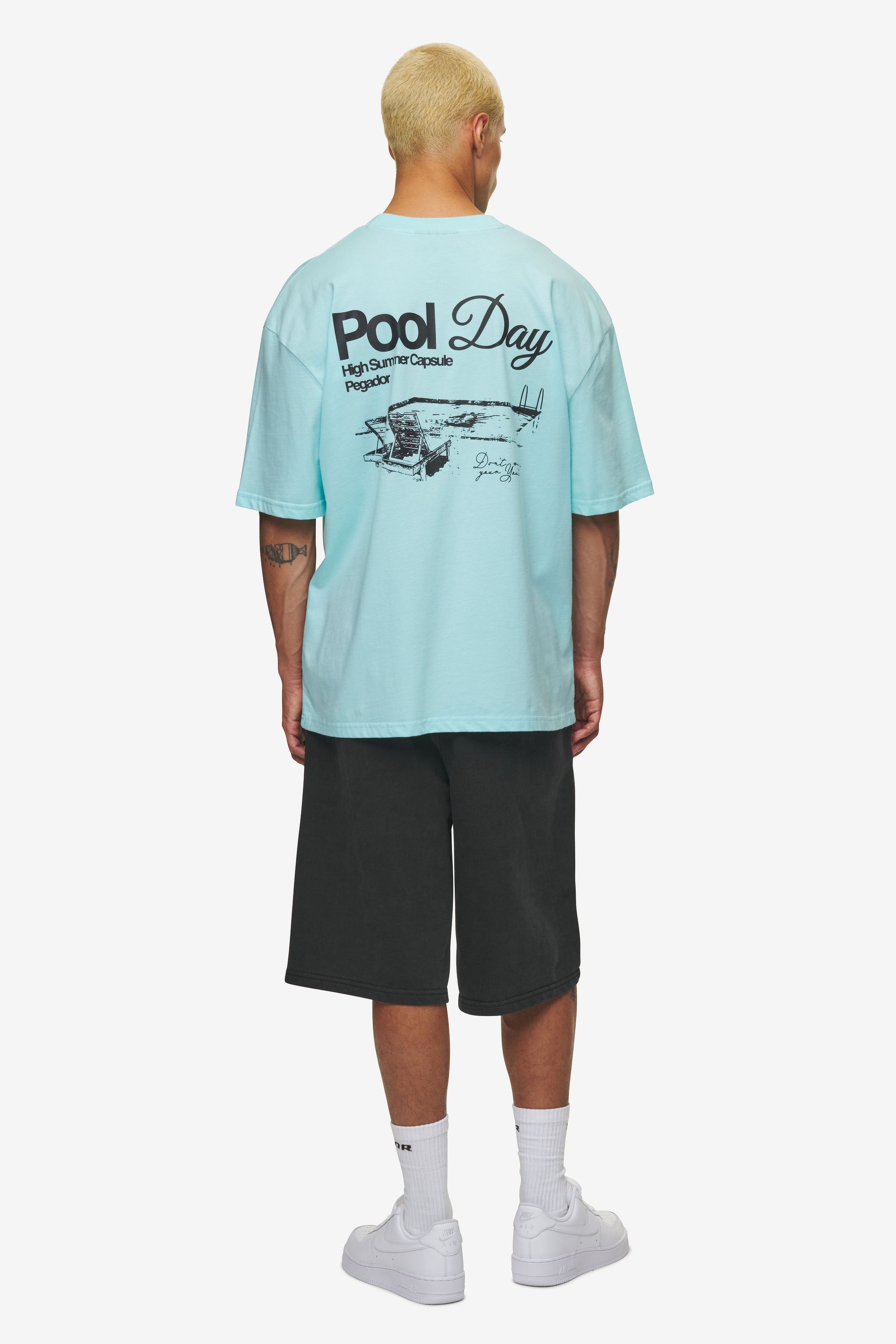 Pegador Patino Oversized Tee Washed Sky Blue Detailshot aus der High summer Kollektion für Herren