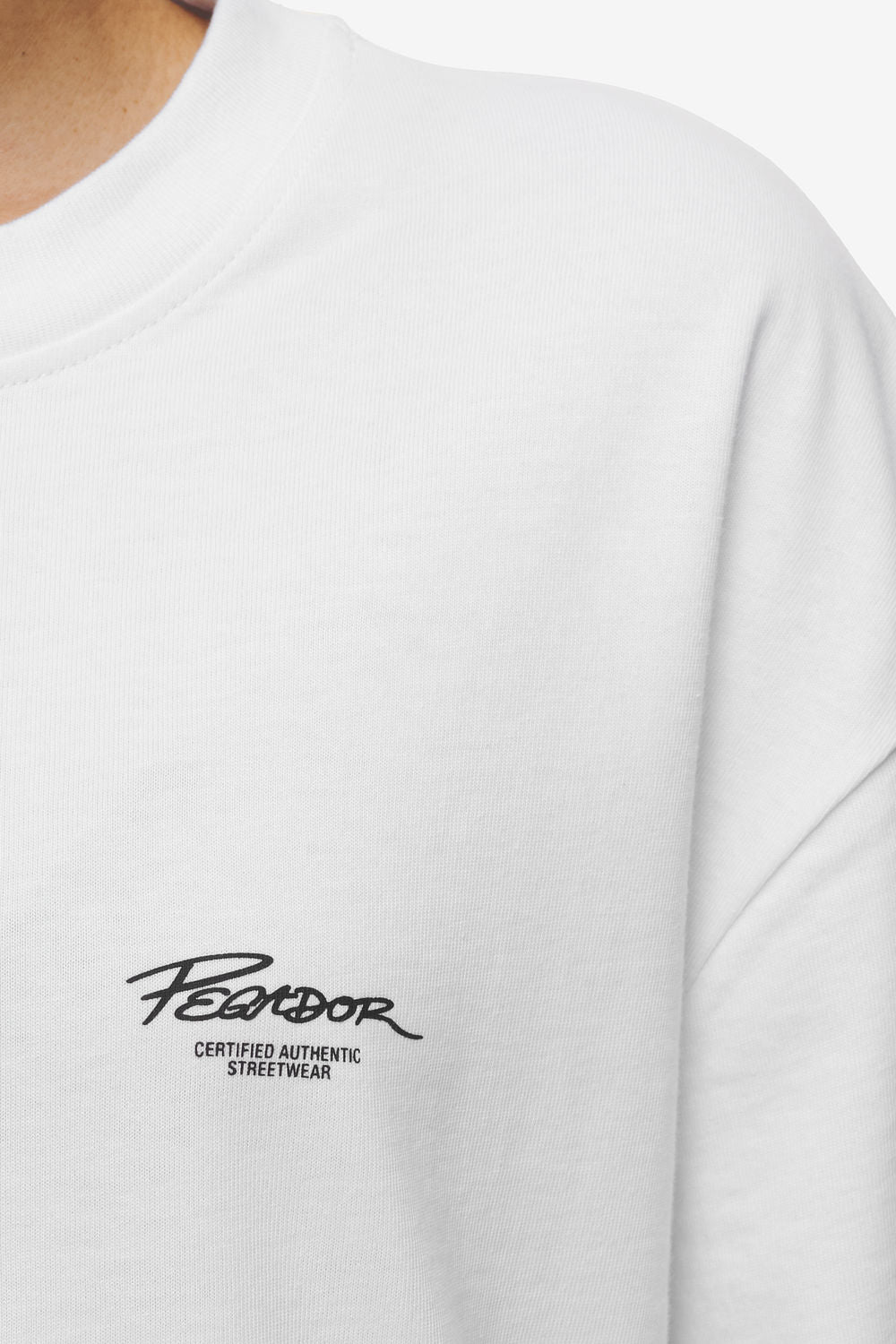 Pegador Banberry Oversized Tee White Detailshot aus der High summer Kollektion für DaHerren