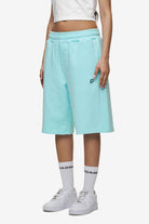 Pegador Leono Overknee Heavy Sweat Shorts Washed Sky Blue Gum Hauptansicht aus der High summer Kollektion für DaHerren