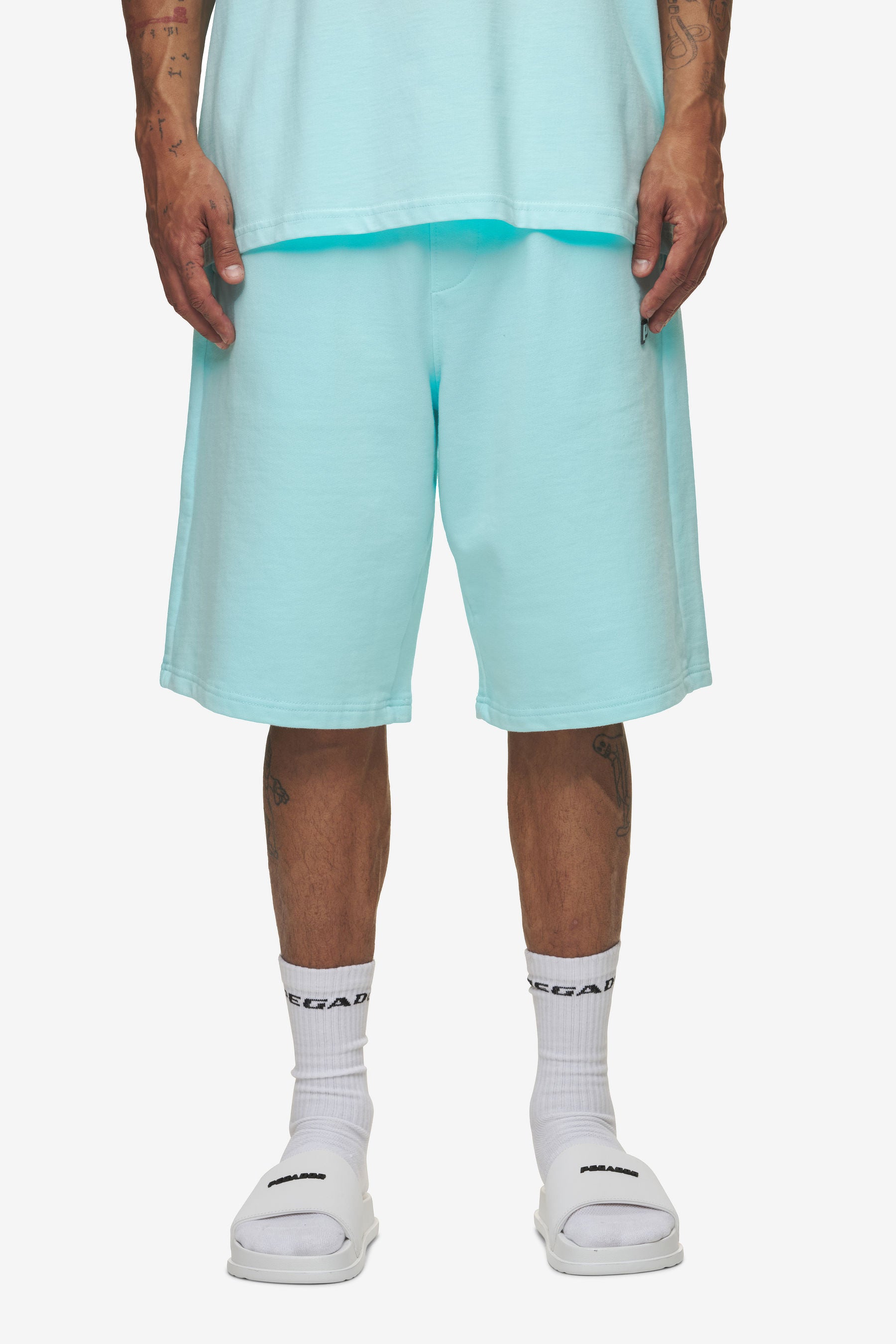 Pegador Leono Overknee Heavy Sweat Shorts Washed Sky Blue Gum Seitenansicht aus der High summer Kollektion für Herren