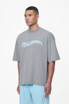 Pegador Kinley Boxy Tee Heavy Washed Cool Grey Seitenansicht aus der Last Minute Kollektion für Herren