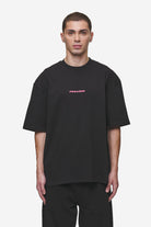 Pegador Colne Logo Oversized Tee Washed Black Virtual Pink Seitenansicht aus der Most Alive Kollektion für Herren