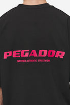 Pegador Colne Logo Oversized Tee Washed Black Virtual Pink Detailshot aus der Most Alive Kollektion für Herren