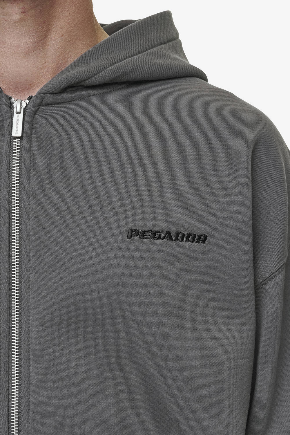 Pegador Logo Oversized Sweat Jacket Washed Anthracite Detailshot aus der Most Alive Kollektion für Herren