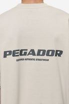 Pegador Colne Logo Oversized Tee Washed Light Beige Anthracite Detailshot aus der Most Alive Kollektion für Herren