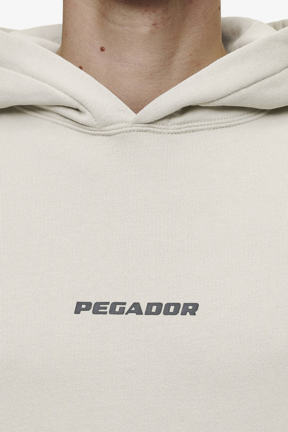 Pegador Colne Logo Oversized Hoodie Washed Light Beige Anthracite Detailshot aus der Most Alive Kollektion für Herren