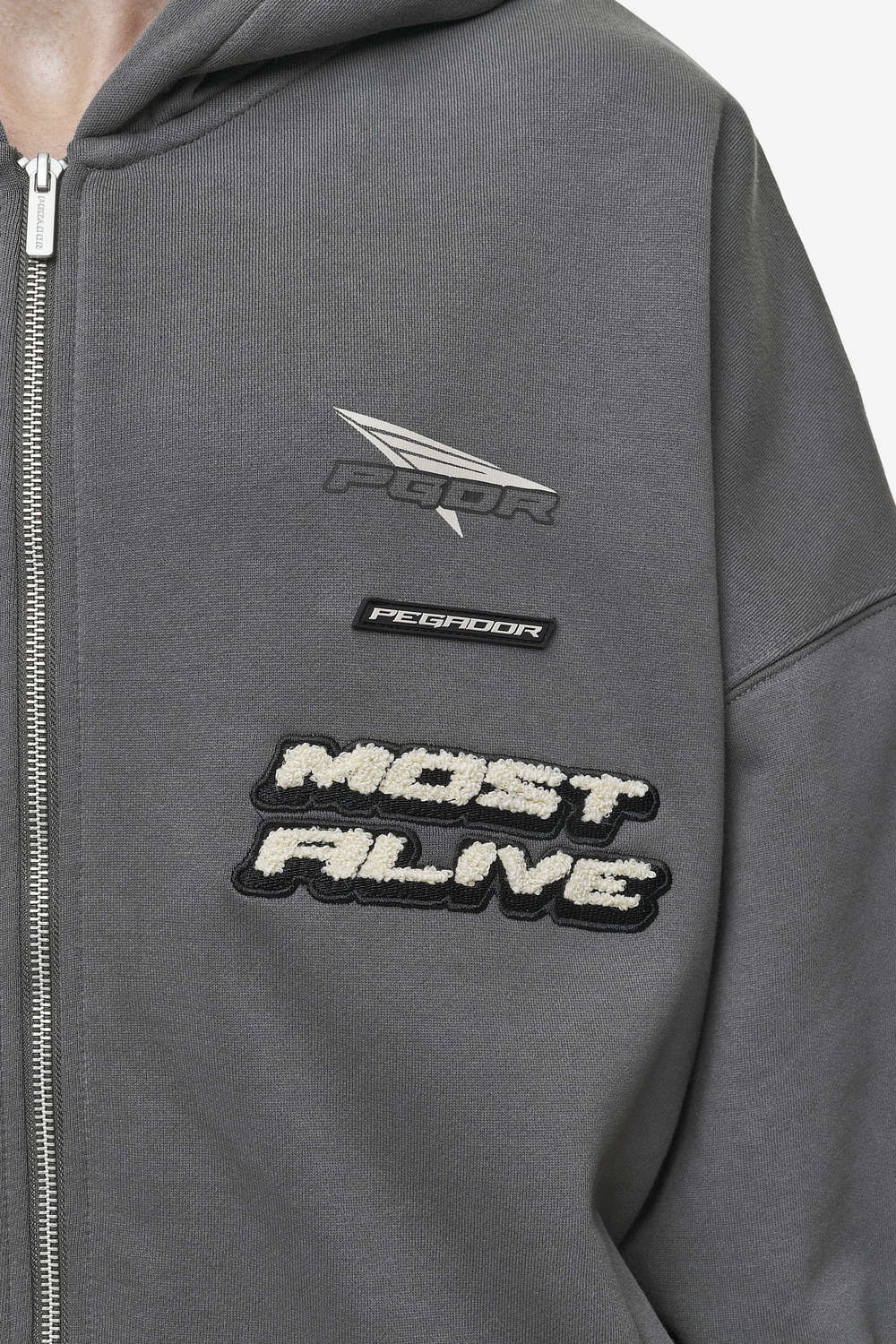 Pegador Hogan Boxy Sweat Jacket Washed Anthracite Detailshot aus der Most Alive Kollektion für Herren