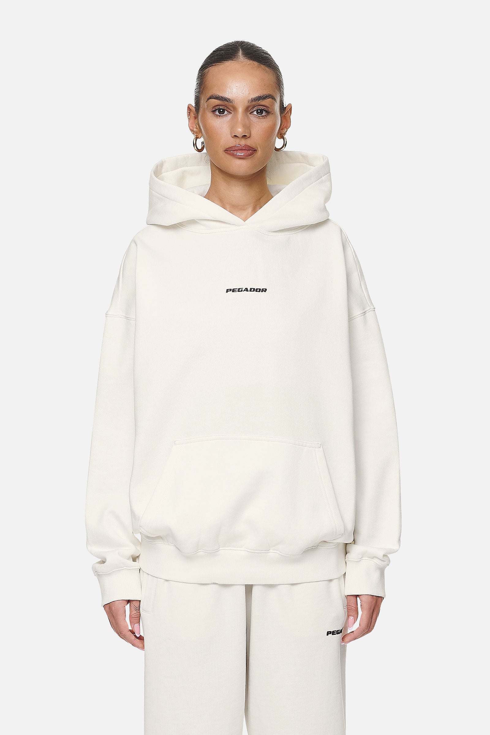 Pegador Atna Logo Oversized Hoodie Washed Coconut Milk Black Seitenansicht aus der Never Too Late Kollektion für DaHerren