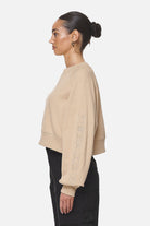 Pegador Kintore Cropped Oversized Raglan Sweater Washed Safari Sand Gegenansicht aus der Never Too Late Kollektion für DaHerren