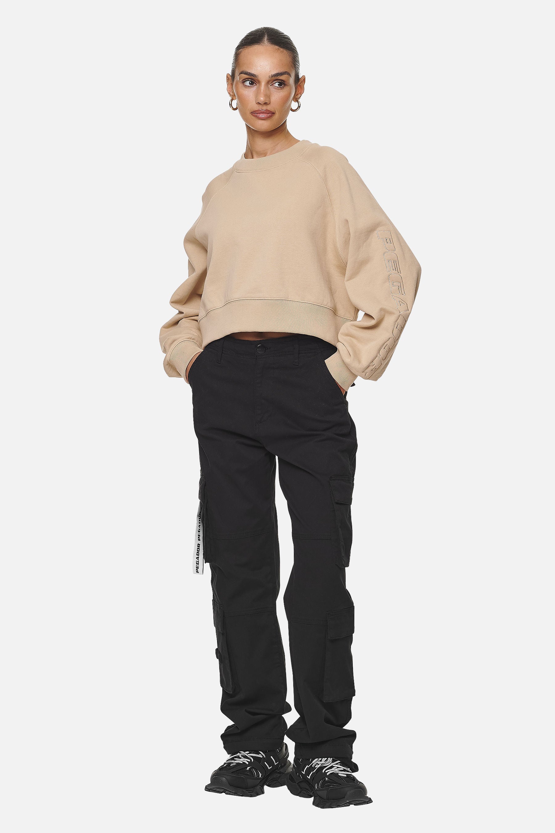 Pegador Kintore Cropped Oversized Raglan Sweater Washed Safari Sand Ganzkörper Bild aus der Never Too Late Kollektion für DaHerren