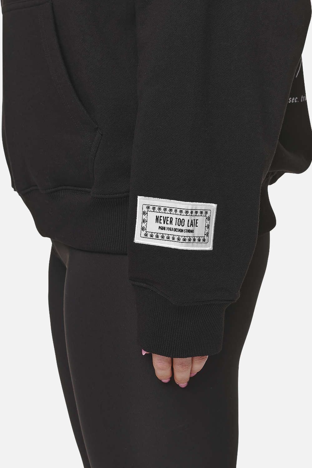 Pegador Idalia Oversized Hoodie Black Detailshot aus der Never Too Late Kollektion für DaHerren