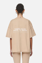 Pegador Paluma Heavy Oversized Tee Washed Safari Sand Detailshot aus der Never Too Late Kollektion für DaHerren