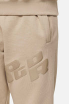 Pegador Julago High Waisted Sweat Pants Washed Safari Sand Detailshot aus der Never Too Late Kollektion für DaHerren