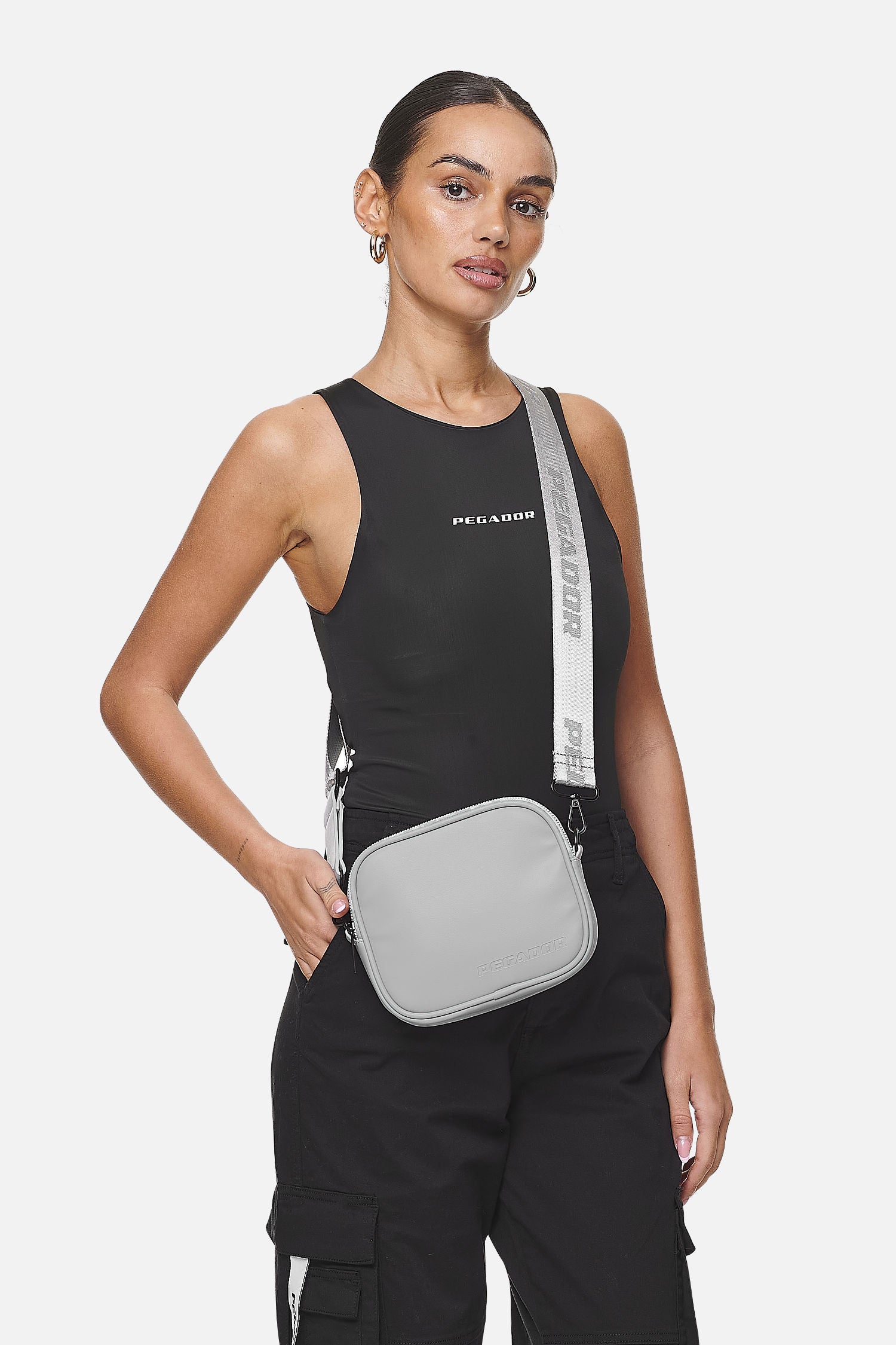 Pegador Skibo Logo Faux Leather Shoulder Strap Bag Cool Grey Gegenansicht aus der Never Too Late Kollektion für Herren