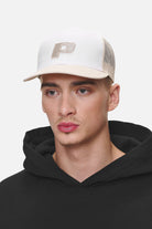 Pegador P Logo Baseball Trucker Cap White Desert Sand Detailshot aus der Never Too Late Kollektion für Herren