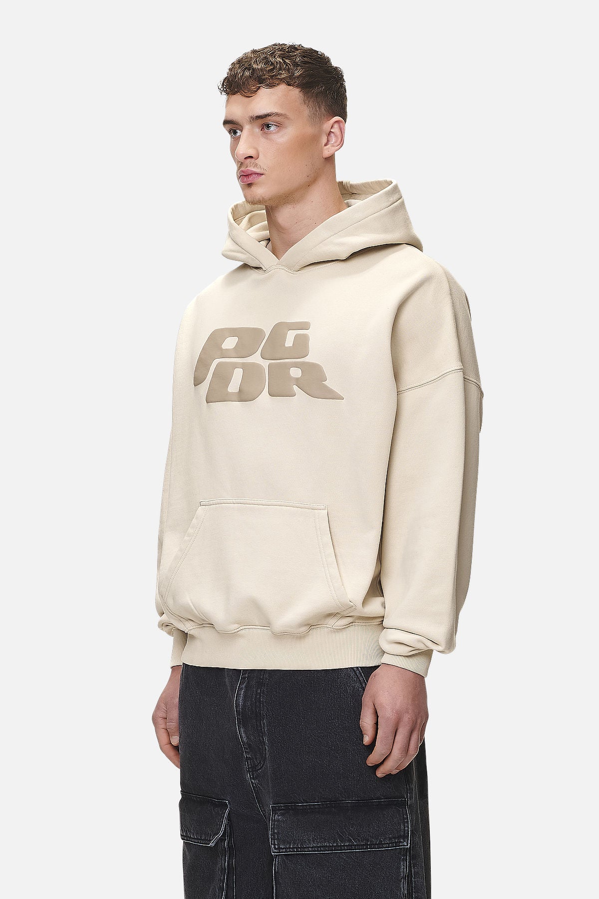 Pegador Danico Boxy Hoodie Washed Desert Sand Seitenansicht aus der Never Too Late Kollektion für Herren