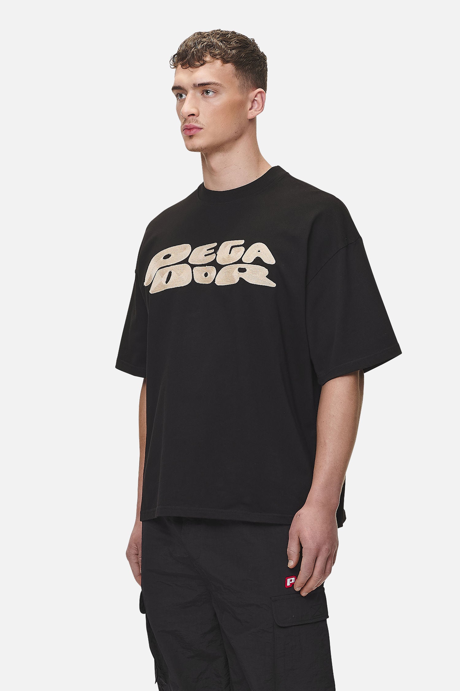 Pegador Drew Boxy Tee Washed Black Seitenansicht aus der Never Too Late Kollektion für Herren