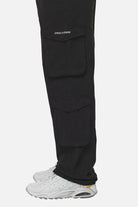 Pegador Garlan Wide Cargo Pants Black Detailshot aus der Never Too Late Kollektion für Herren