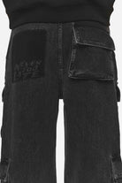 Pegador Lark Loose Cargo Jeans Heavy Washed Black Detailshot aus der Never Too Late Kollektion für Herren