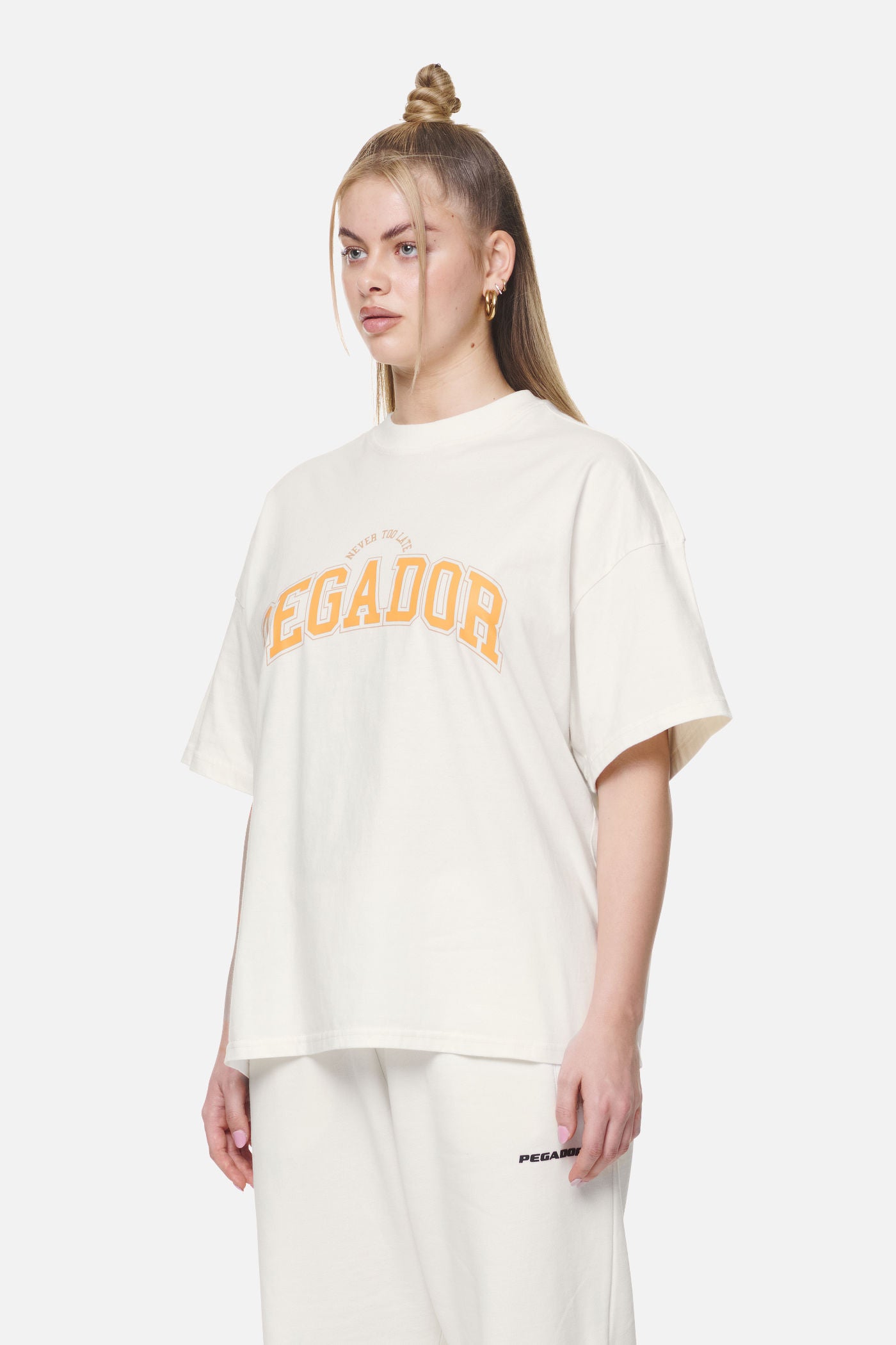 Pegador Wayruna Heavy Oversized Tee Washed Coconut Milk Seitenansicht aus der Never Too Late Kollektion für DaHerren