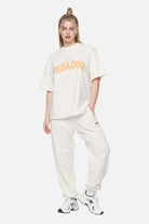 Pegador Wayruna Heavy Oversized Tee Washed Coconut Milk Ganzkörper Bild aus der Never Too Late Kollektion für DaHerren