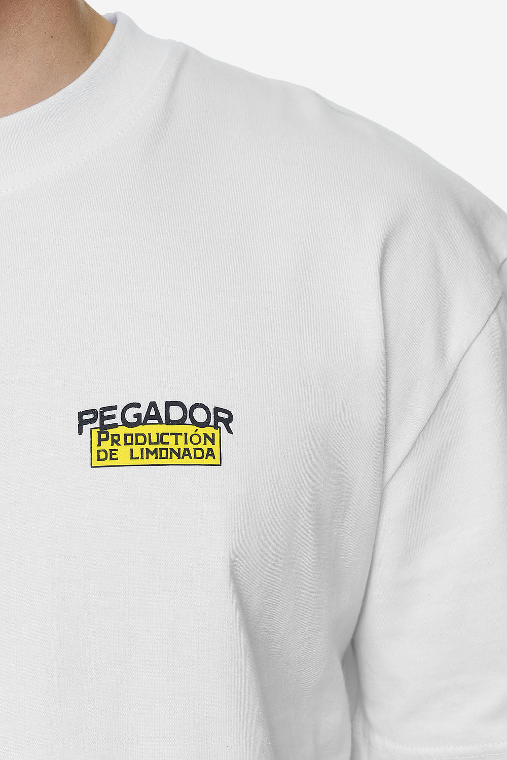 Pegador Kort Oversized Tee White Detailshot aus der Next Wave Kollektion für Herren