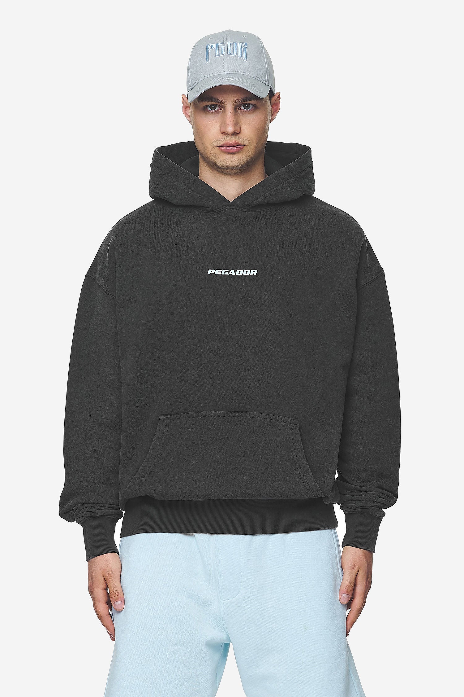 Pegador Colne Logo Oversized Hoodie Vintage Black Baby Blue Seitenansicht aus der Next Wave Kollektion für Herren